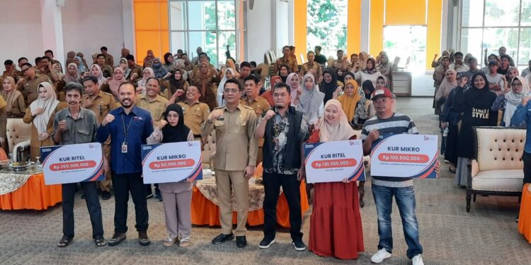 Foto: Ikbal/Pijarnews.com 
Caption: Asisten II Ardian Asyraq mewakili Pj Wali Kota Parepare membuka langsung kegiatan edukasi keuangan di Auditorium BJ Habibie, Selasa (23/7/2024).