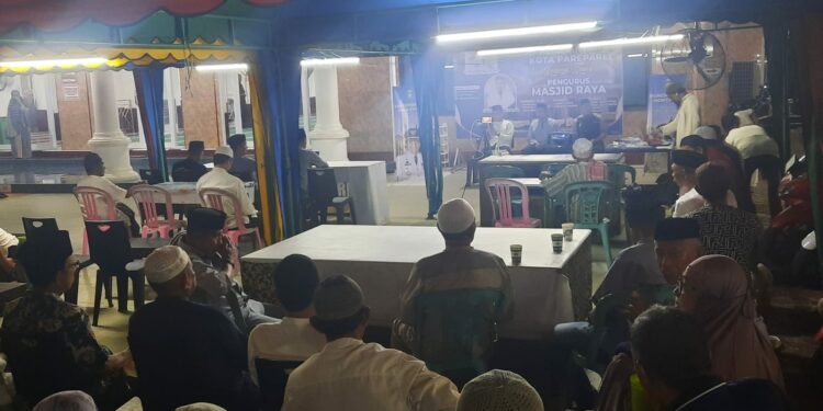 Pemerintah Kota Parepare menggelar kegiatan pemerintah menyapa yang dirangkaikan dengan Kajian Islam dan Tudang Sipulung bersama warga, di halaman Masjid Raya Kota Parepare, Jumat (26/7/2024) malam. (Foto: Ikbal/Pijarnews.com)