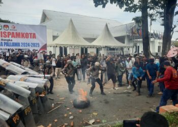 Ratusan Personel gabungan menggelar simulasi Sistem Pengamanan Kota (Sispamkota) di depan Kantor KPU Parepare, Selasa (30/7/2024). (Foto: Ikbal/Pijarnews.com)