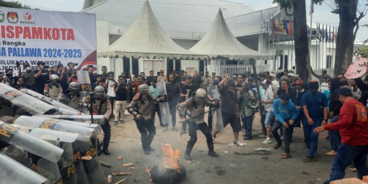 Ratusan Personel gabungan menggelar simulasi Sistem Pengamanan Kota (Sispamkota) di depan Kantor KPU Parepare, Selasa (30/7/2024). (Foto: Ikbal/Pijarnews.com)