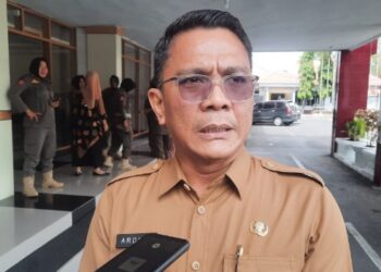 Foto: Ikbal/Pijarnews.com 
Caption: Asisten II Perekonomian dan Kesra, Andi Ardian Asyraq saat wawancara dengan wartawan Pijarnews.com