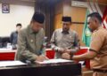 Ketgam: Pj Wali Kota Parepare Akbar Ali Teken Bersama Persetujuan LPJ APBD Tahun 2023. (Foto: PijarNews/Faizal Lupphy)