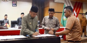 Ketgam: Pj Wali Kota Parepare Akbar Ali Teken Bersama Persetujuan LPJ APBD Tahun 2023. (Foto: PijarNews/Faizal Lupphy)