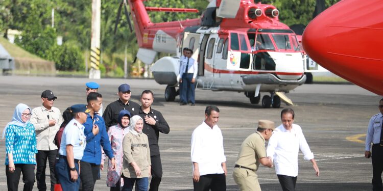 Wali Kota Makassar Moh Ramdhan Pomanto bersama istrinya Indira Yusuf Ismail ikut mengantar Presiden Joko Widodo beserta ibu negara Iriana Joko Widodo bertolak menuju Jakarta, di Pangkalan Udara TNI AU Sultan Hasanuddin, Jumat (5/7/2024)