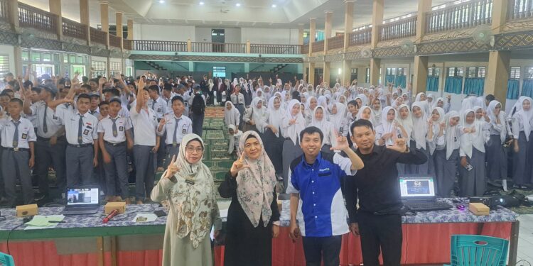 Program Ilmu Komunikasi Fakultas Ilmu Sosial dan Ilmu Politik Universitas Pejuang Republik Indonesia (UPRI)  bekerja sama  Akademi Relawan  Teknologi Informasi dan Komunikasi (TIK) Indonesia menyelenggarakan kegiatan literasi digital untuk siswa-siswi SMK Darussalam Makassar, Selasa (23/7/2024)