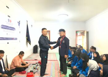 Wakil Dekan III Fisip Unismuh Makassar, Dr. Nur Wahid menyalami salah satu peserta ALT yang digelar di Tanjung Bayan, Ahad (28/7/2024)