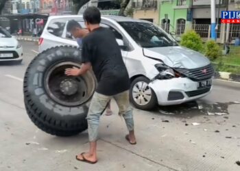Ban Truk Lepas Hantam Mobil Wuling