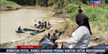 VIDEO: Jembatan Putus, Warga Pituriawa Gunakan Perahu Rakitan untuk Menyeberang
