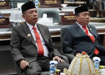 Ketua DPRD Parepare, Kaharuddin Kadir bersama Wali Kota Parepare, Akbar Ali menyaksikan bersama pidato kenegaraan Presiden Republik Indonesia Joko di rapat paripurna tahunan menjelang HUT RI ke-79, melalui virtual, Jumat (16/8/2024). (Foto: IG @HumasKotaParepare)