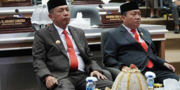 Ketua DPRD Parepare, Kaharuddin Kadir bersama Wali Kota Parepare, Akbar Ali menyaksikan bersama pidato kenegaraan Presiden Republik Indonesia Joko di rapat paripurna tahunan menjelang HUT RI ke-79, melalui virtual, Jumat (16/8/2024). (Foto: IG @HumasKotaParepare)