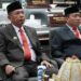 Ketua DPRD Parepare, Kaharuddin Kadir bersama Wali Kota Parepare, Akbar Ali menyaksikan bersama pidato kenegaraan Presiden Republik Indonesia Joko di rapat paripurna tahunan menjelang HUT RI ke-79, melalui virtual, Jumat (16/8/2024). (Foto: IG @HumasKotaParepare)