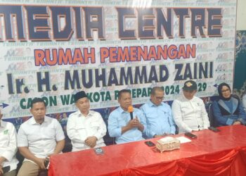 Foto: Ikbal/Pijarnews.com 
Caption: Bakal Calon Wali Kota dan Wakil Wali Kota Parepare Muhammad Zaini dan Prof Dr Bakhtiar Tijjang melakukan deklarasi, Sabtu (17/8/2024).