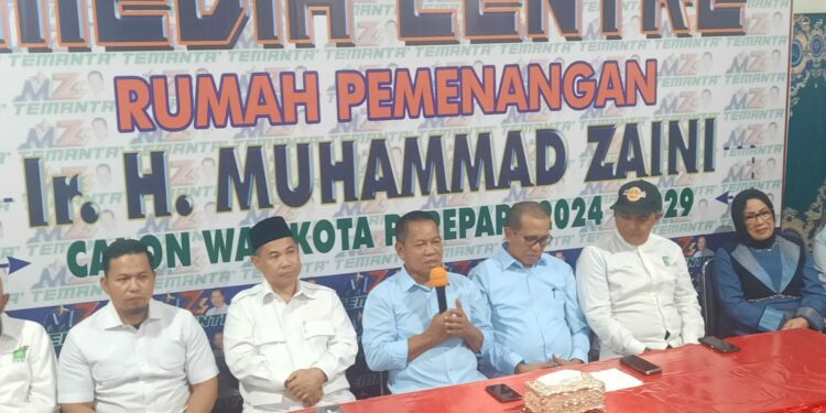 Foto: Ikbal/Pijarnews.com 
Caption: Bakal Calon Wali Kota dan Wakil Wali Kota Parepare Muhammad Zaini dan Prof Dr Bakhtiar Tijjang melakukan deklarasi, Sabtu (17/8/2024).