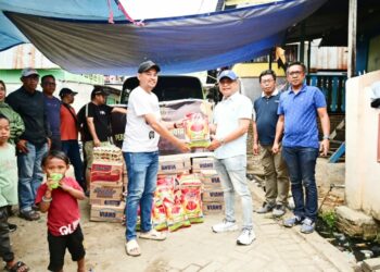 Direktur Utama Perumda Air Minum Kota Makassar, Beni Iskandar menyalurkan bantuan untuk korban kebakaran di Kelurahan Kaluku Bodoa, Kecamatan Tallo, Makassar. (Istimewa)