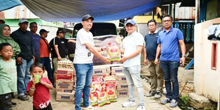 Direktur Utama Perumda Air Minum Kota Makassar, Beni Iskandar menyalurkan bantuan untuk korban kebakaran di Kelurahan Kaluku Bodoa, Kecamatan Tallo, Makassar. (Istimewa)