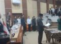 Pj Wali Kota Parepare, Akbar Ali resmi melantik dan mengambil sumpah H Iwan Asaad sebagai Dewan Pengawas Perusahaan Umum Daerah Air Minum (PAM) Tirta Karajae, Rabu (28/8/2024). (Istimewa)