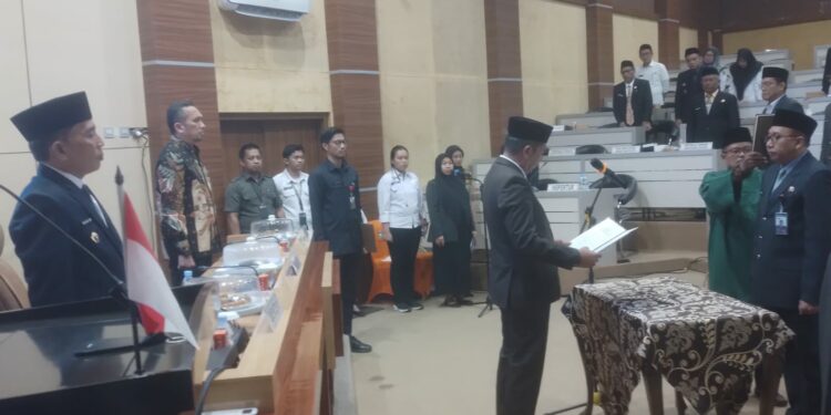 Pj Wali Kota Parepare, Akbar Ali resmi melantik dan mengambil sumpah H Iwan Asaad sebagai Dewan Pengawas Perusahaan Umum Daerah Air Minum (PAM) Tirta Karajae, Rabu (28/8/2024). (Istimewa)