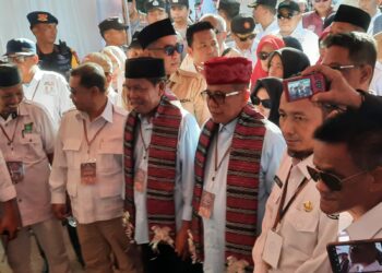 Pasangan calon Wali Kota dan Wakil Wali Kota Parepare, Muhammad Zaini-Prof Bakhtiar Tijjang mendaftar ke KPU Parepare. Kamis, 29/8/2024. (Foto : Ikbal/Pijarnewscom)