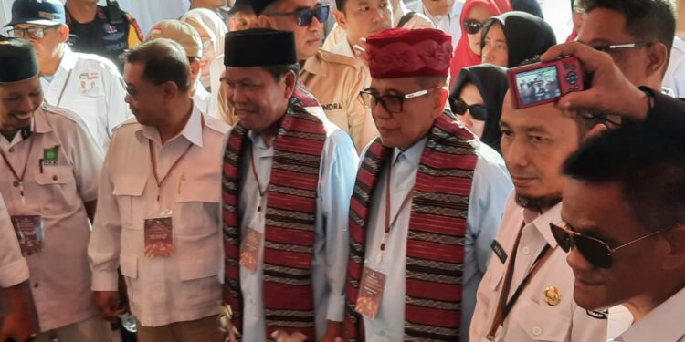 Pasangan calon Wali Kota dan Wakil Wali Kota Parepare, Muhammad Zaini-Prof Bakhtiar Tijjang mendaftar ke KPU Parepare. Kamis, 29/8/2024. (Foto : Ikbal/Pijarnewscom)