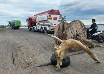 FOTO : Kondisi Jalan Petta Unga, Soreang amblas di depan Masjid Multazam, Kelurahan Wattang Soreang, Kecamatan Soreang Parepare. -- alfiansyah anwar/pijarnews.com .