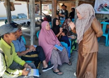 Foto: Ikbal/Pijarnews.com 
Caption: Kepala Bidang Informasi Administrasi Kependudukan Disdukcapil Kota Parepare Sri Meiriany, SH. MH melakukan sosialisasi IKD ke masyarakat kelurahan Lauleng, Kecamatan Soreang, Selasa (13/8/2024)