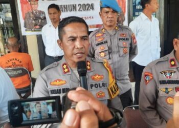 Foto: Ikbal/Pijarnews.com
Caption: Kapolres Parepare AKBP Arman Muis saat diwawancarai wartawan.