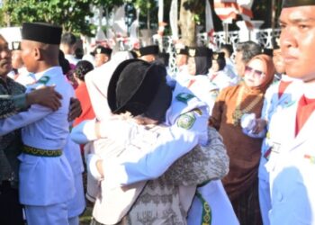 Paskibraka Putri Kota Parepare memeluk orang tuanya usai pengukuhan di lapangan Rujab Wali Kota Parepare, Kamis (15/8/2024). Foto: Faizal/Pijarnews.com