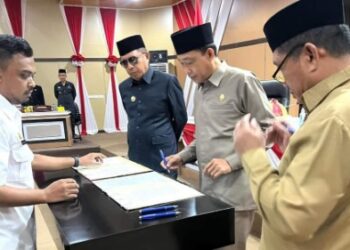 Foto: FB @Rahmat Sjamsu Alam,
Caption: DPRD Kota Parepare menggelar rapat paripurna dengan agenda persetujuan bersama penetapan dua Ranperda untuk disahkan menjadi Perda, Rabu (21/8/2024).