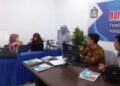 Dekan Fakshi, Dr. Rahmawati, memimpin rapat terkait persiapan AL untuk akreditasi tiga Prodi di fakultasnya.