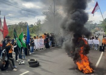 Foto: Ikbal/Pijarnews.com 
Caption: Gerakan mahasiswa se-Kota Parepare menggelar aksi unjuk rasa tolak RUU Pilkada di Kantor DPRD Kota Parepare, Jl Jenderal Sudirman, Kecamatan Bacukiki, Jumat (23/8/2024).