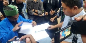 Foto: Ikbal/Pijarnews.com 
Ketua DPRD Kota Parepare Kaharuddin Kadir menerima aspirasi gerakan mahasiswa se-Kota Parepare yang menolak RUU Pilkada disahkan DPR, Jumat (23/8/2024).