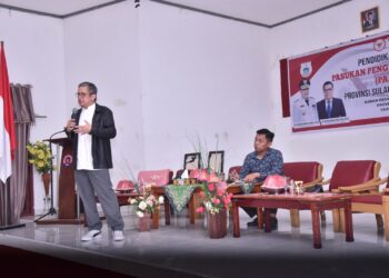 Dosen Ilmu Hukum Fisip Universitas Sulawesi Barat, Farhanuddin, Msi menyampaikan materinya ke Paskibraka Provinsi, di Mamuju, Sabtu, (10/8/2024). Dia menjelaskan tentang peluang dan tantangan generasi muda Indonesia di era digital.