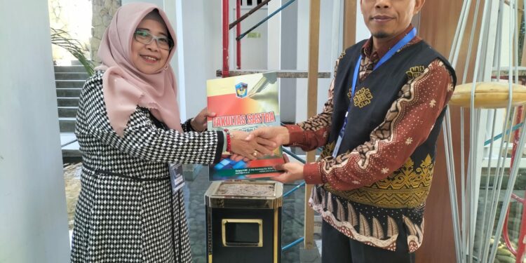 Ketua Prodi FBSI FS UMI, Dr. Sitti Rabiah, M.Hum bersama Ketua Umum IKAPROBSI Pusat, Prof. Dr. Sarwiji Suwandi, M.Pd