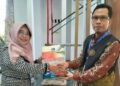 Ketua Prodi FBSI FS UMI, Dr. Sitti Rabiah, M.Hum bersama Ketua Umum IKAPROBSI Pusat, Prof. Dr. Sarwiji Suwandi, M.Pd