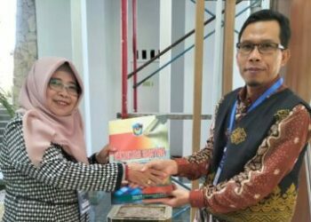 Ketua Prodi FBSI FS UMI, Dr. Sitti Rabiah, M.Hum bersama Ketua Umum IKAPROBSI Pusat, Prof. Dr. Sarwiji Suwandi, M.Pd