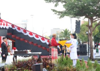 -- Pj Sekda Kota Makassar, Firman Hamid Pagarra menerima secara langsung peti yang berisi duplikat bendera pusaka merah putih dan salinan teks proklamasi