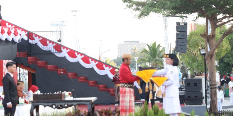 -- Pj Sekda Kota Makassar, Firman Hamid Pagarra menerima secara langsung peti yang berisi duplikat bendera pusaka merah putih dan salinan teks proklamasi