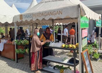 Dinas Pertanian, Kelautan, dan Perikanan (DPKP) menyelenggarakan Pasar Tani di halaman Kantor DPKP, Jl Gelora Mandiri, Kelurahan Lompoe, Kecamatan Bacukiki, pada Jumat (27/09/2024).