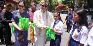 Pemprov Sulsel Serahkan Paket Makanan Olahan Ikan ke Warga Tana Toraja