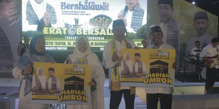 Pemenang dua paket umroh di peringatan Maulid Nabi Muhammad Saw yang dilaksanakan Erat-Bersalam di Lapangan Andi Makkasau, Kamis (19/09/2024) malam. Foto: Muhammad Nashiir/Pijarnewscom.