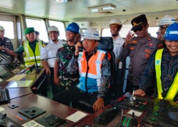 Foto: Ikbal/Pijarnews.com
Caption: Pj Wali Kota Parepare Akbar Ali meninjau langsung kapal kontainer di Pelabuhan Cappa Ujung, Kamis (12/9/2024).