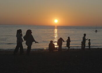 Pengunjung menikmati sunset di Pantai Lumpue, Kecamatan Bacukiki Barat, Kota Parepare. (Foto : Muhammad Nashiir As’ad/Pijarnews)