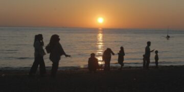 Pengunjung menikmati sunset di Pantai Lumpue, Kecamatan Bacukiki Barat, Kota Parepare. (Foto : Muhammad Nashiir As’ad/Pijarnews)