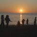 Pengunjung menikmati sunset di Pantai Lumpue, Kecamatan Bacukiki Barat, Kota Parepare. (Foto : Muhammad Nashiir As’ad/Pijarnews)