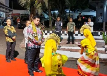 Foto: Ikbal/Pijarnews
Caption: Akbar Ali resmi menyerahkan jabatan Pj Wali Kota Parepare ke Abdul Hayat Gani di Auditorium Bj Habibie,  Rujab Wali Kota, Kamis (19/9/2024) malam.