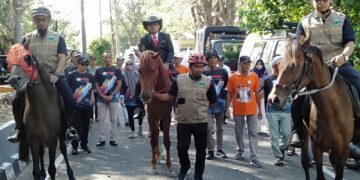 Anggota Dewan Perwakilan Rakyat Daerah (DPRD) Kota Parepare Jusvari Genda mengendarai kuda menghadiri pelantikan di Kantor DPRD Kota Parepare, Senin (2/9/2024). Foto: Ikbal/Pijarnews.com