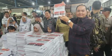 Ketua KPU RI, Mochammad Afifuddin meninjau proses pencetakan surat suara Pilkada di salah satu percetakan di wilayah Jawa Timur. (Foto : Liputan6.com)