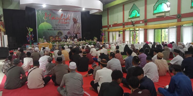 Majelis Selawat Nurul Musthofa Parepare menggelar maulid akbar yang berlangsung di Gedung Islamic Centre, Mallusetasi, Kecamatan Ujung, Kota Parepare, Rabu (02/10/2024). Foto: Rafli