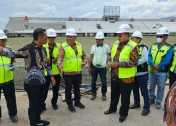 Foto: Ikbal/Pijarnews.com
Caption: Penjabat (Pj) Wali Kota Parepare Abdul Hayat Gani meninjau langsung progres pembangunan Stadion BJ Habibie, Rabu (2/10/2024)