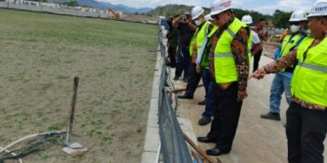 Foto: Ikbal/Pijarnews.com
Caption: Penjabat (Pj) Wali Kota Parepare Abdul Hayat Gani meninjau langsung progres pembangunan Stadion BJ Habibie, Rabu (2/10/2024)